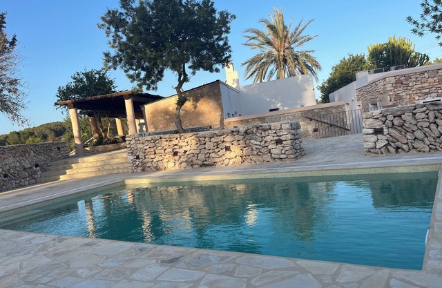 Can Bonet de Baix Está Situada en el Centro de la Isla y Tiene Vistas al Campo