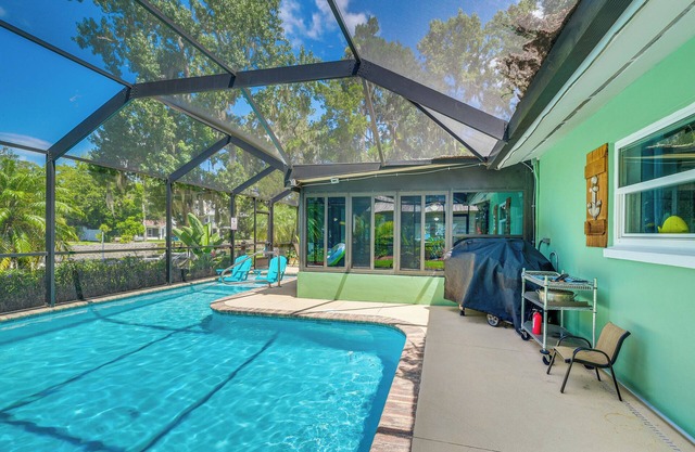 Canal-Front Outdoor Oasis: Home in Crystal Water