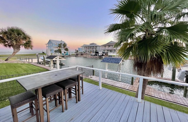 Canal Home With Views of the Bay- Dock, kayaks, Estes Flats, Rockport