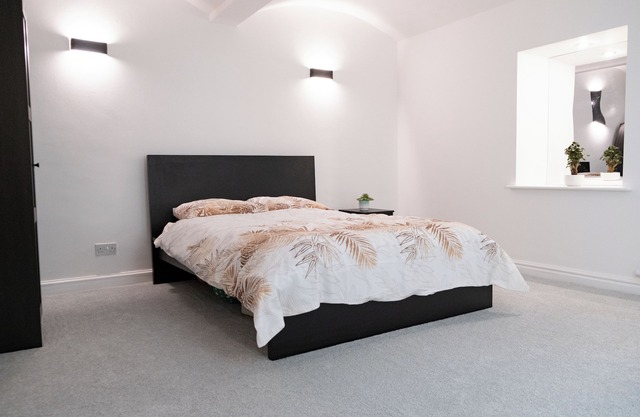 Canalside Flat near Peak District and Manchester - amazing countryside walks