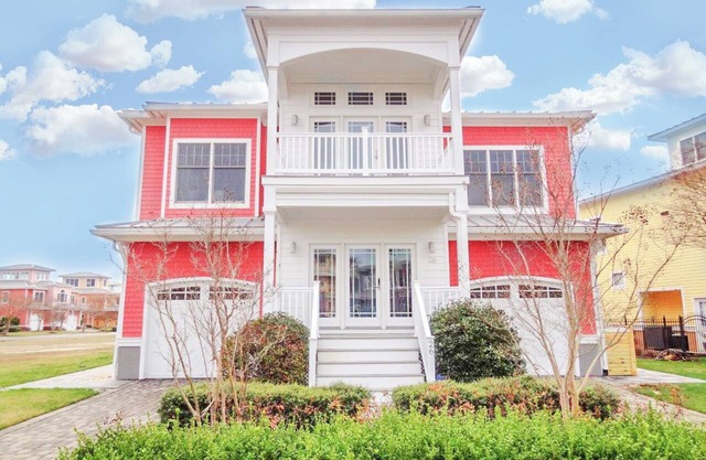 Cape Charles Newly Updated Family-friendly Beach House, 1 Block to Private Beach