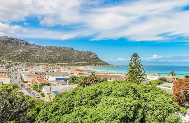 Cape Jem nestles on the slopes of Elsie’s Peak and views over the Indian Ocean.n