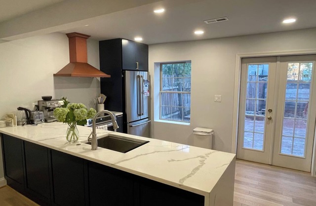 Capitol Hill Rowhouse with parking! Sleeps 8. Two washer/dryers, 2 kitchens!