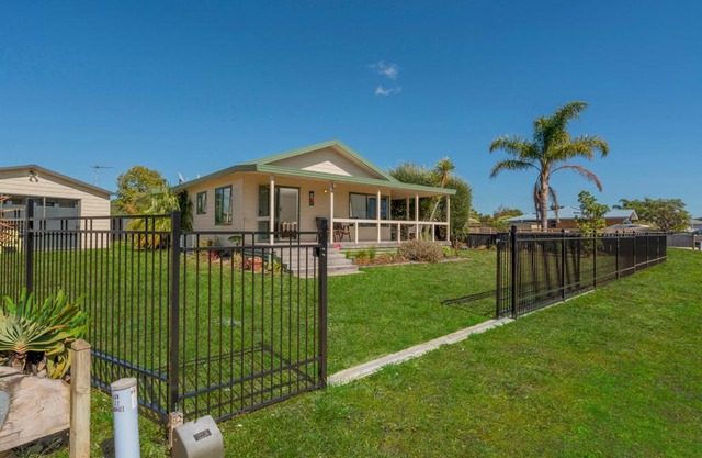 Captain's Cabin - Cooks Beach Holiday Home