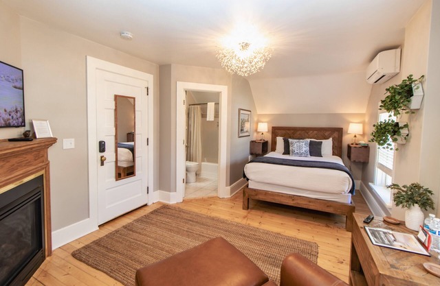 Captain's Quarters Suite w/Fireplace & Sauna