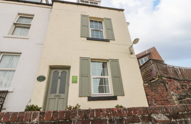 CAPTAINS COTTAGE, pet friendly, character holiday cottage in Whitby