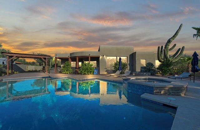 Captivating 4-bedroom house w/sparkling pool, spa and views!