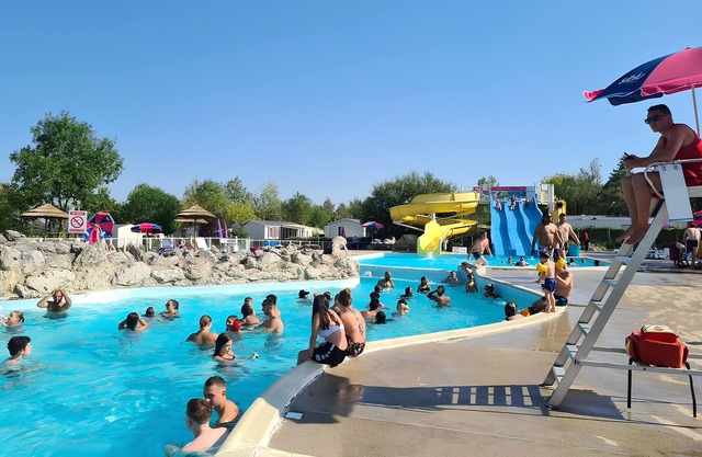 Caravan 'Mobil-home Excellence - 3 Chambres' with Shared Pool, Wi-Fi and Air Conditioning