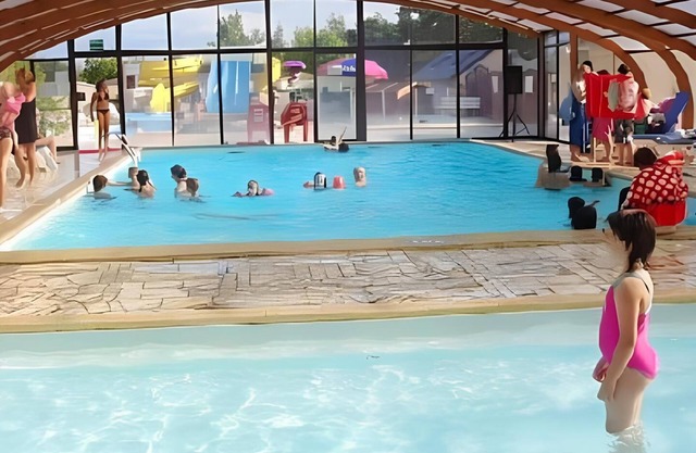 Caravan 'Mobil-home Elegance - 3 Chambres' with Shared Pool, Wi-Fi and Air Conditioning