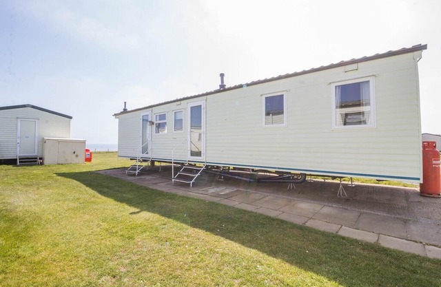 Caravan with a sea view for hire at Skipsea Sands Holiday Park ref 41148NF