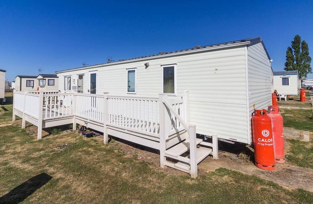 Caravan with decking and free WiFi at Seawick Holiday Park ref 27359S