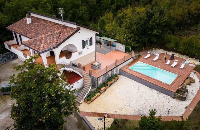 Carbone estate, with swimming pool and private parking.