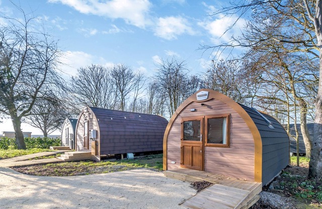 CARLTON MANOR POD 6, family friendly, with a garden in Aldbrough
