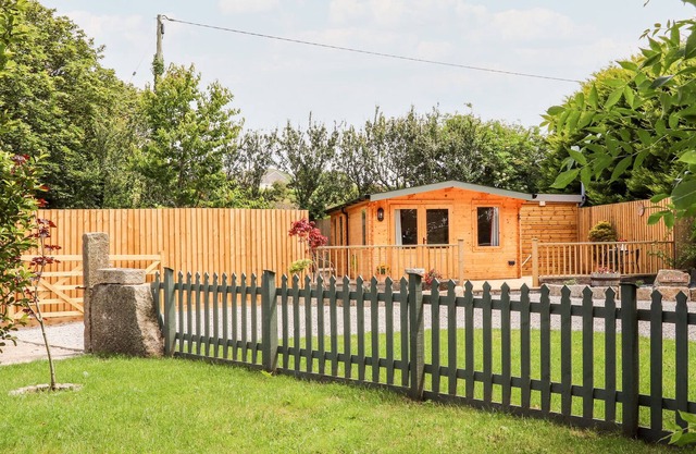 CARPENTER'S CABIN, with a garden in Redruth
