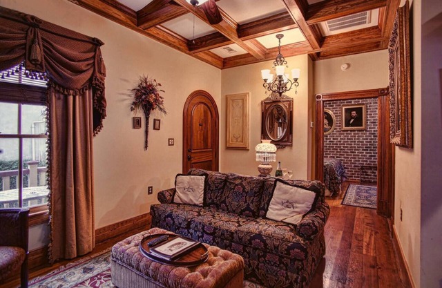 Carriage house - McMillan Inn