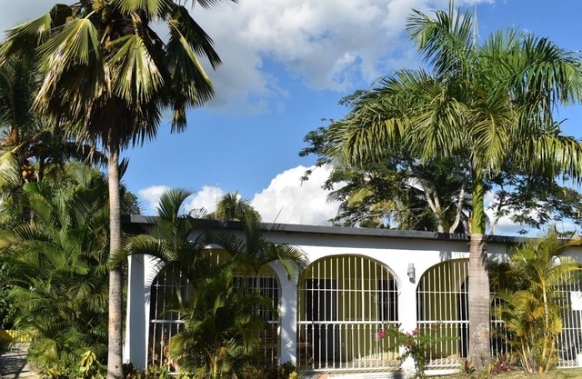 CASA 4 HABITACIONES EN BOCA CHICA RD.A MINUTOS DE LA PLAYA , TRANSPORTE DISP