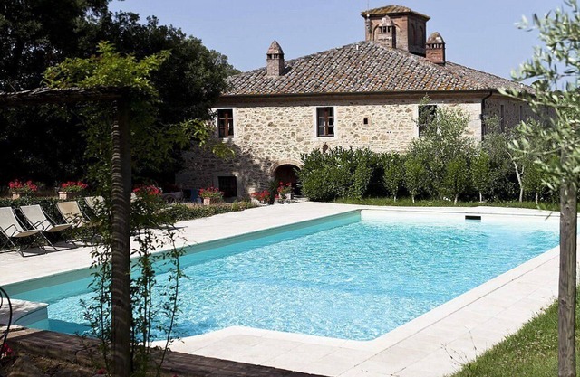 Casa Adalmina B: A pleasant and spacious three-story apartment that is part of an ancient country house built on a hillside, surrounded by meadows and woods.
