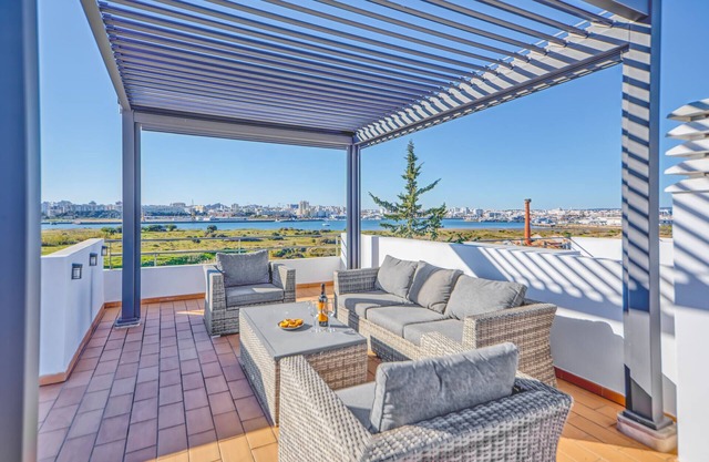 Casa Boa Vista - Riverside Townhouse with stunning views & pool
