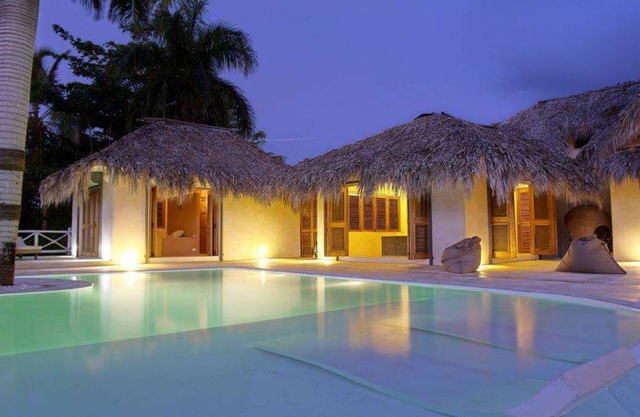 Casa Cocoloba offers a splendid view of the sea and 4000 meters of parkland.