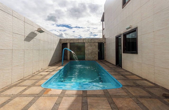 Casa com piscina,churrasqueira e ótima localização