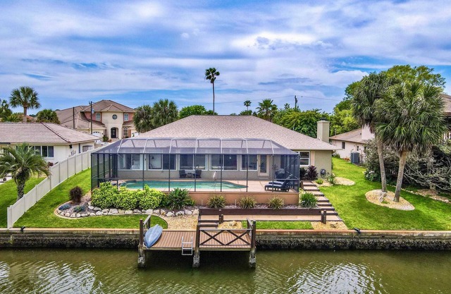 Casa Delfin: Canalfront Home with Pool