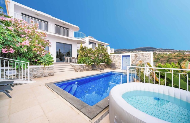 Casa dos Flores - Three Bedroom Villa, Sleeps 6