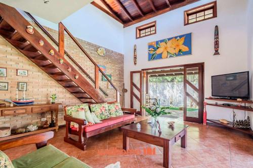 Casa em Ubatuba com área gourmet e acesso a rio