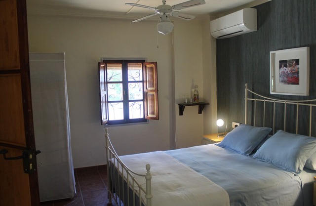 Casa La Nuez B & B, spacious bathrooms, free WiFi, terrace, swimming pool, garden