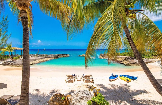 Casa Luna 16: Luxe Resort South of Seven Mile Beach w/Pool, Heated Spa, & Beach Cove
