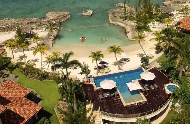 Casa Luna 17: Luxe Oasis South of 7Mile Beach w/ Secret Beach Cove, Pool + Heated Spa