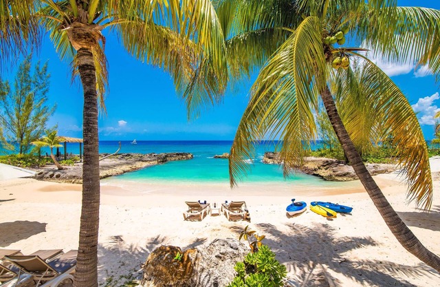 Casa Luna 4: Gated Luxury Resort Near Seven Mile Beach w/Barefoot Beach, Pool & Heated Spa