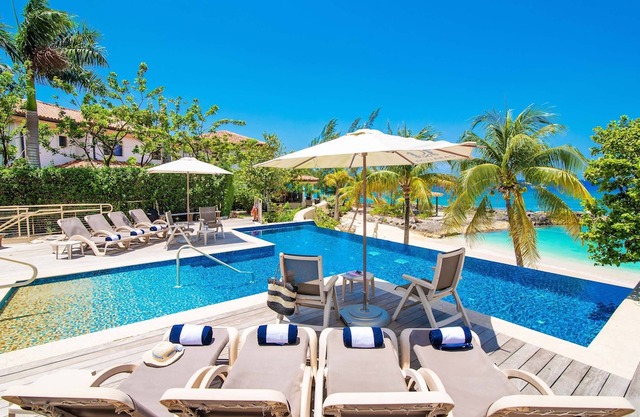 Casa Luna 4: Gated Luxury Resort Near Seven Mile Beach w/Barefoot Beach, Pool & Heated Spa