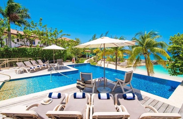 Casa Luna 4 - Gated Seaside Village with Shared Pool, Jacquzi, & Beach Cove