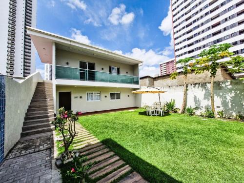 Casa moderna com jardim privativo