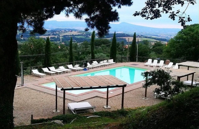 Casa Nocetta C: A characteristic and welcoming apartment that is part of an ancient country house surrounded by the greenery, with Free WI-FI.