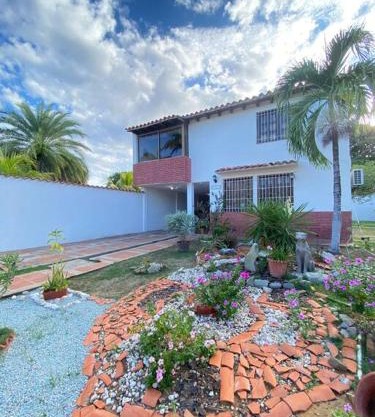 Casa Rústica con jardínes en excelente ubicación