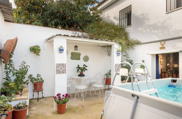 Casa Rural Vía Verde Las Pinedas is a two-story colonial-style mansion that is more than 100 years o