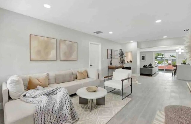 Casa Spiaggia - with pool/beach, backyard oasis