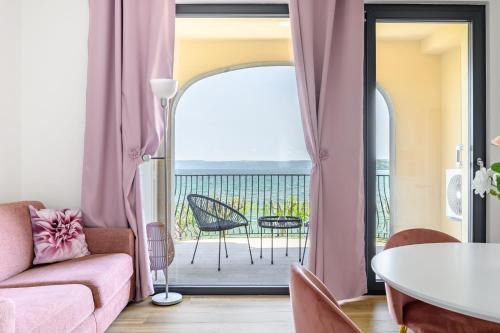 Casa Vacanze Maddalena - Palazzetto sul lago - Diamante Rosa