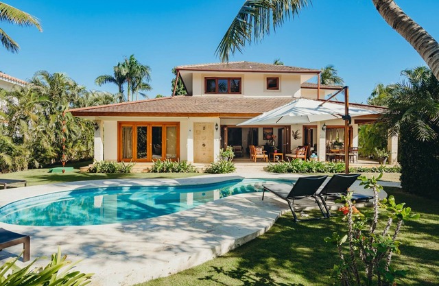 Casamado - Beach villa with pool, hot tub, breakfast service & golf cart