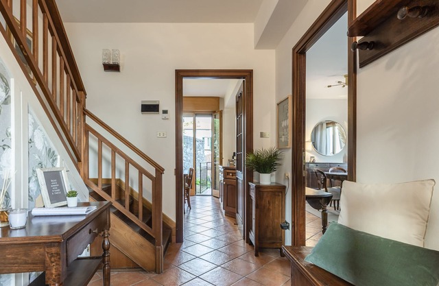Casina delle Rose independent holiday home with lake view
