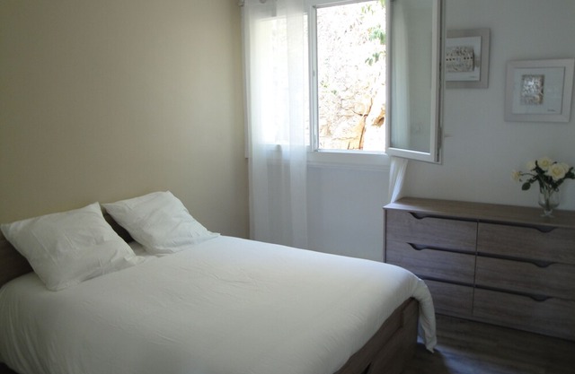 Cassis center apartment with parking, 2 bedrooms, air conditioning, wifi