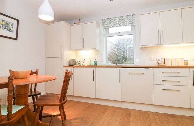 CASTLE CLIFF, pet friendly, character holiday cottage in Anstruther