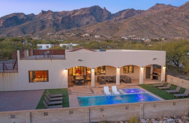Catalina Foothills Modern Home with Roof Top Deck, Heated Pool and Spa Sleeps 16