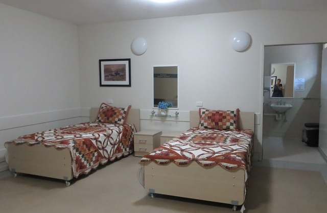 CATALINA LAKEFRONT RETREAT Large group accommodation 2wings Pelican & Kookaburra