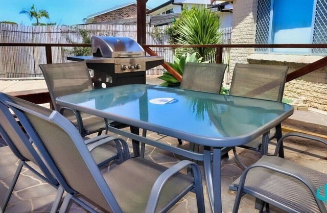 Caves Getaway - pool, beach, DOG friendly & air-conditioned for comfort