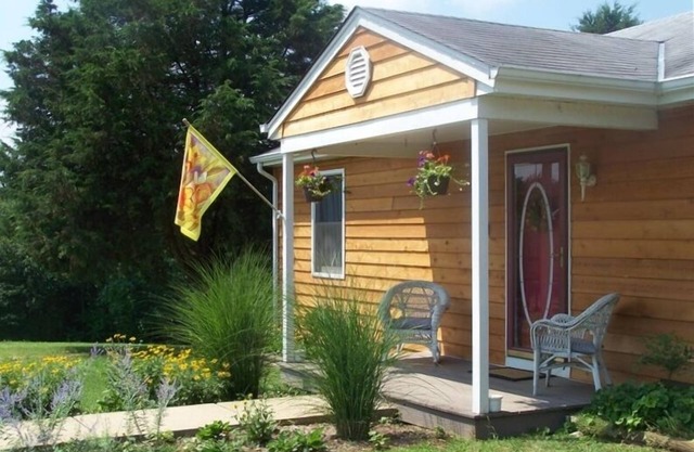 Cedar Breeze~Cozy Cabin Getaway~Hot Tub, River Access, Fishing, Hiking,& Mt View