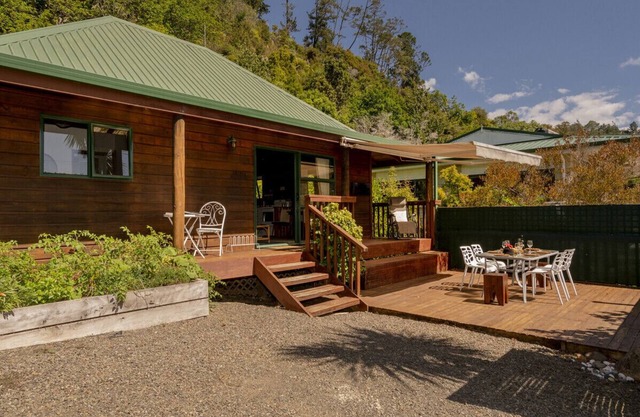 Cedar Cottage - Tairua Holiday Home