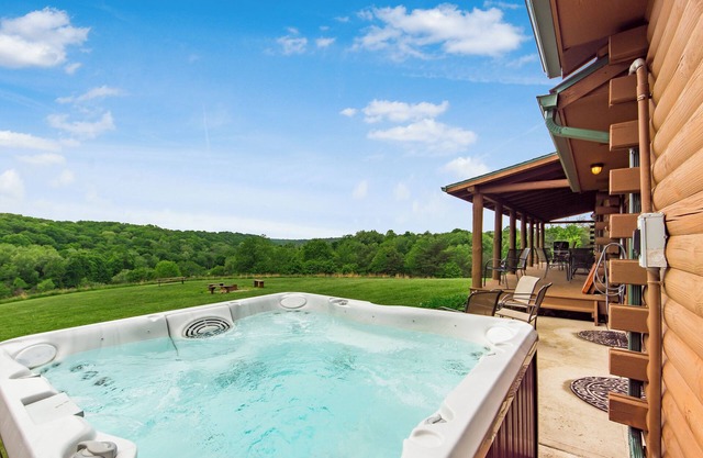 Cedar Hill Lodge 7 bedroom lodge up to 30 guests, 65 acres 1/2 mile from Old Man's Cave