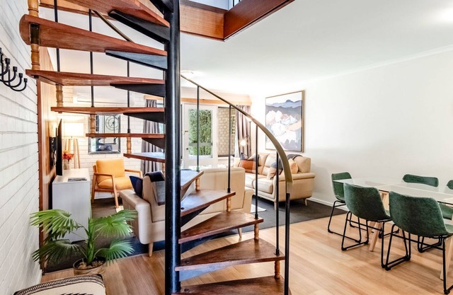 CEDAR HOLIDAY UNITS - APARTMENT 4: Bright